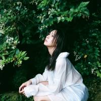 櫻坂46小林由依、2nd写真集から新カット公開　透けた白シャツに透明感ある肌
