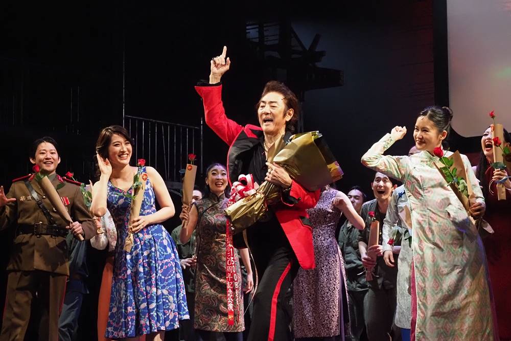 市村正親、主演舞台『ミス・サイゴン』1500公演達成　市村の主演通算870回