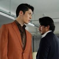 岡田准一とMIYAVIが意味深な視線交わす、映画『ヘルドッグス』新場面写真公開