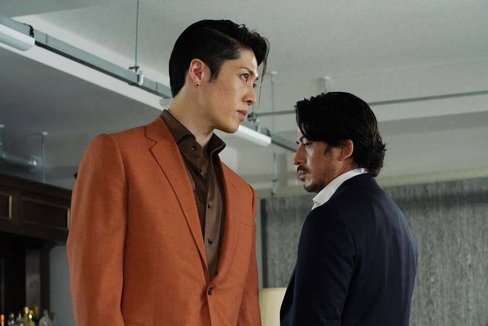 岡田准一とMIYAVIが意味深な視線交わす、映画『ヘルドッグス』新場面写真公開