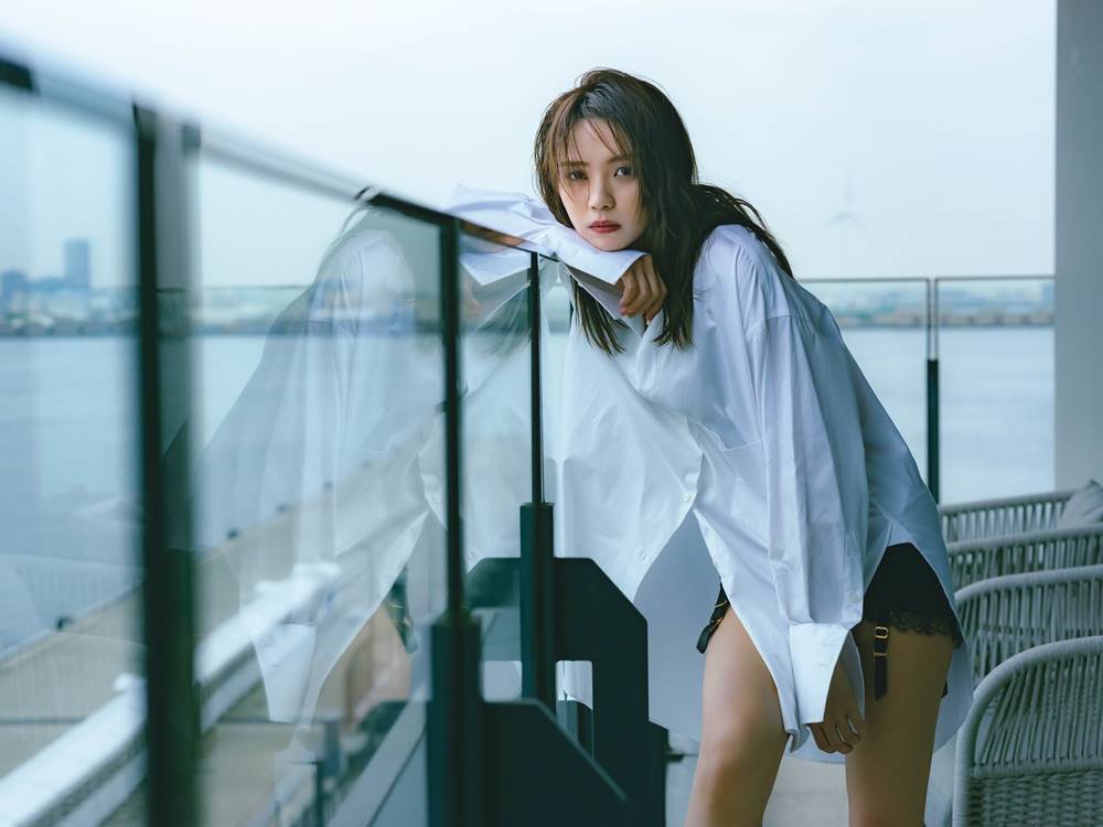 櫻坂46小林由依、2nd写真集から“白シャツ×ガーターベルト”先行カット公開