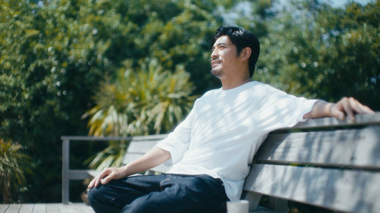 坂口憲二、「EDWIN 503」CMソングを口ずさむ