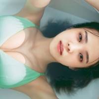櫻坂46小林由依、水着カット初公開