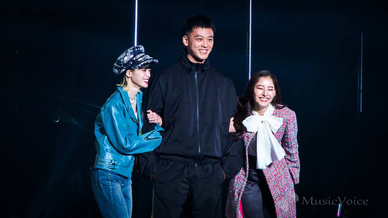 平手友梨奈、新木優子と竹内涼真をギュっ！「３人で出られて嬉しい」