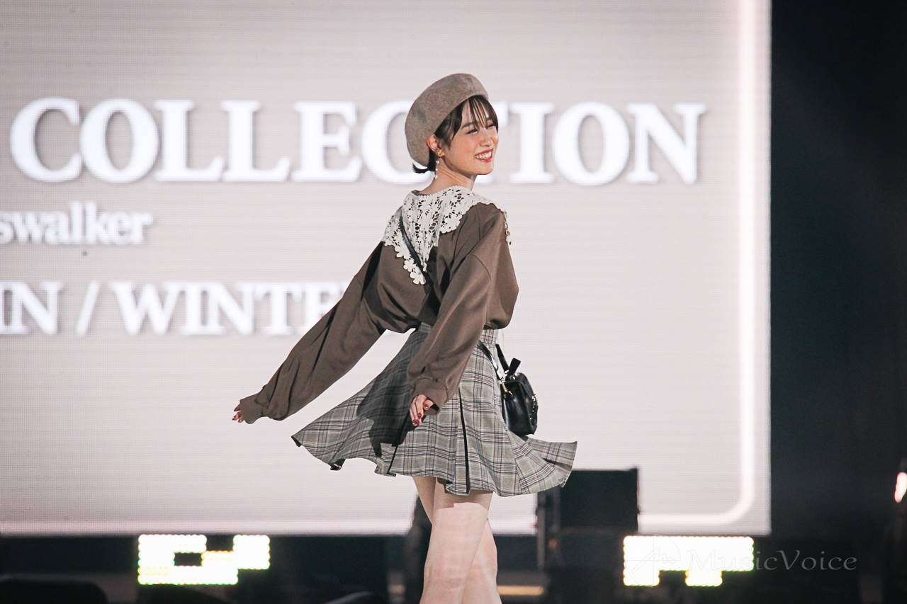 高橋ひかる、美脚全開　ミニスカなびかせ　キュートにランウェイ