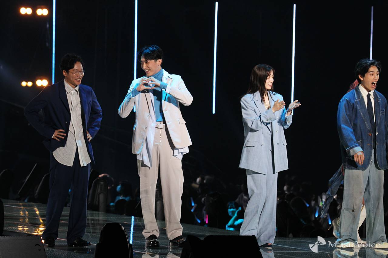 杉野遥亮、照れながらハートマーク　永野芽郁とランウェイ