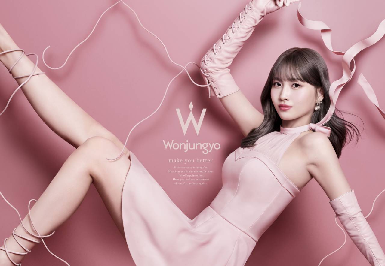 TWICE・モモ、美スタイルでダイヤを表現　コスメブランドのミューズに