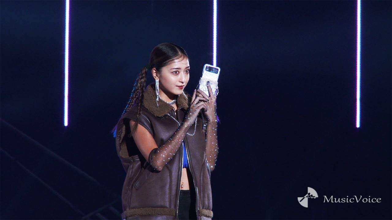 みちょぱ、へそチラ美ウエスト　クールにランウェイ