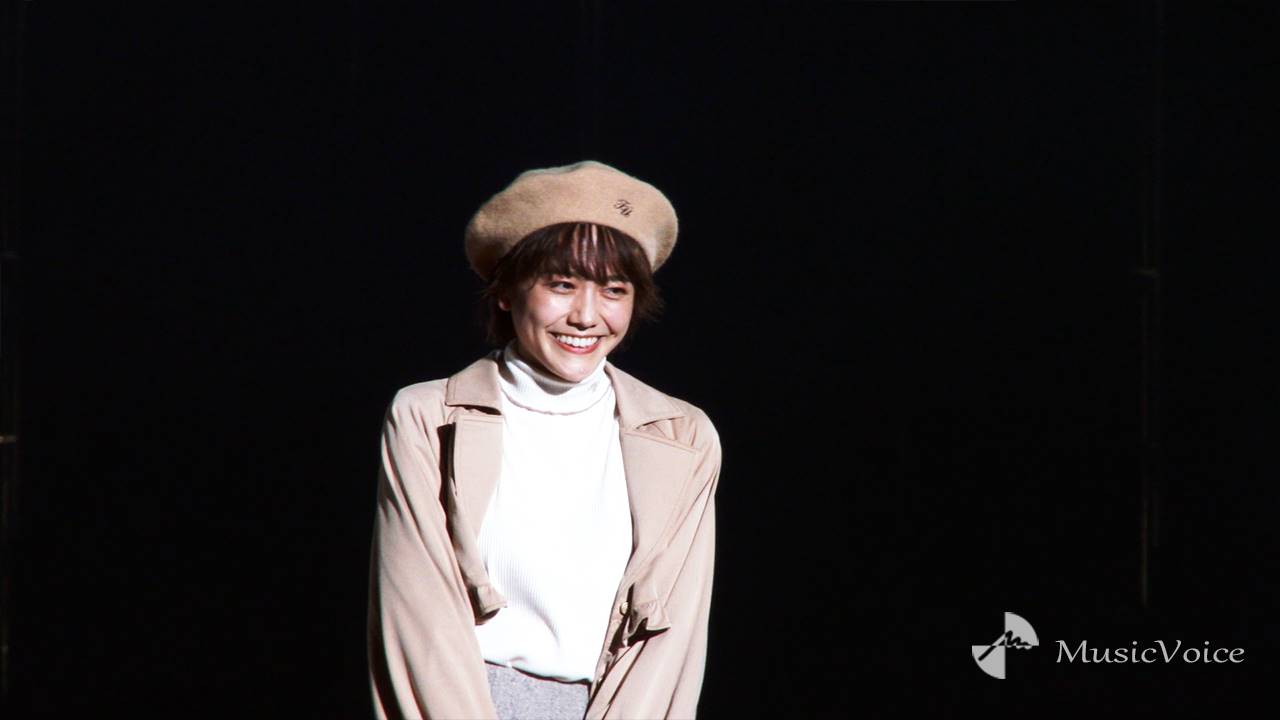松井愛莉、美スタイル全開　ショート丈ボトムで脚長美脚