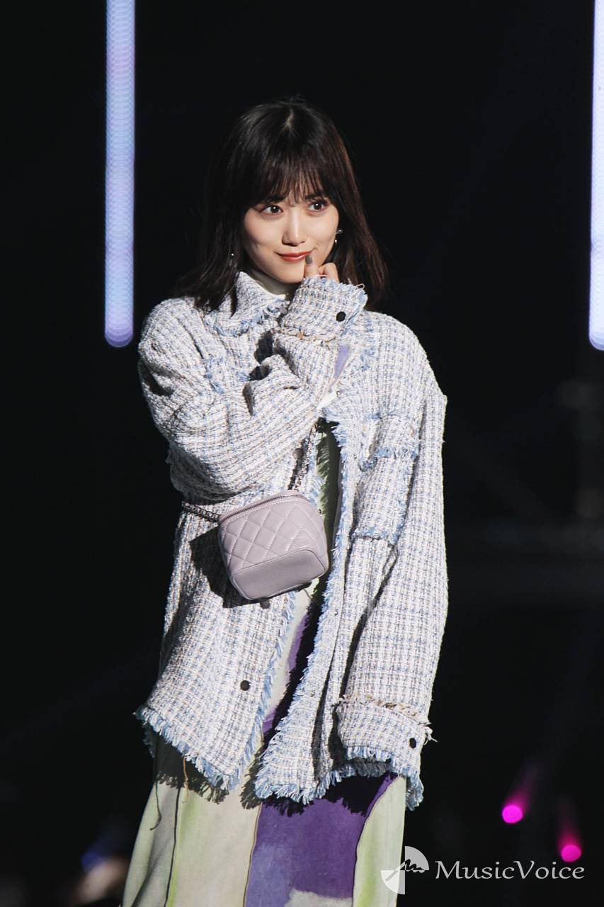 乃木坂46山下美月、唇に触れ小悪魔スマイル　アースカラーワンピ