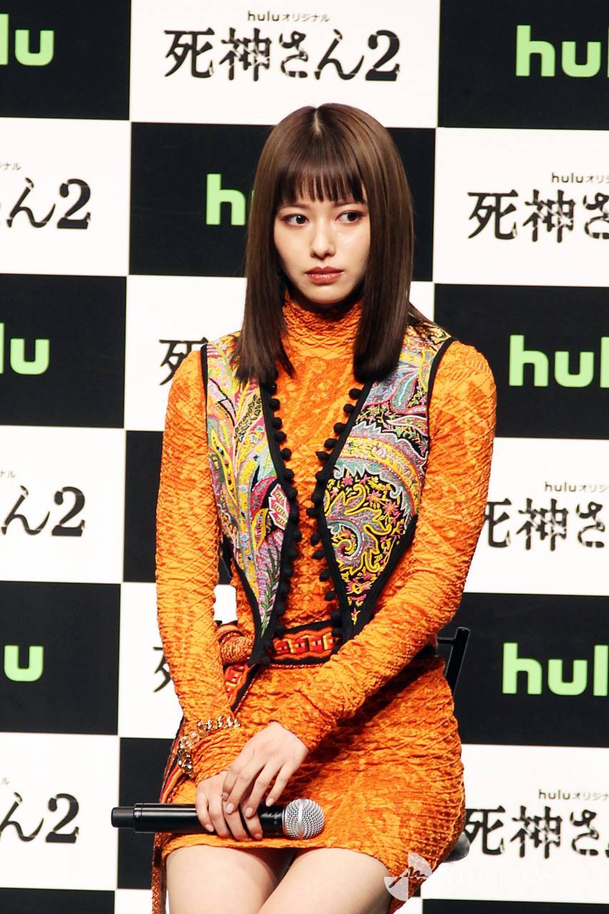 山本舞香、ミニワンピで美脚おしみなく　現場では堤マジックにパニック