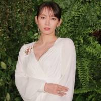 吉岡里帆、総額１・７億円ジェリー「まだ夢うつつ」　胸元ざっくり白ドレス