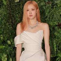 BLACKPINK・ロゼ、63・43カラットのダイヤモンド身に着け　ミニ丈ドレスで美脚も