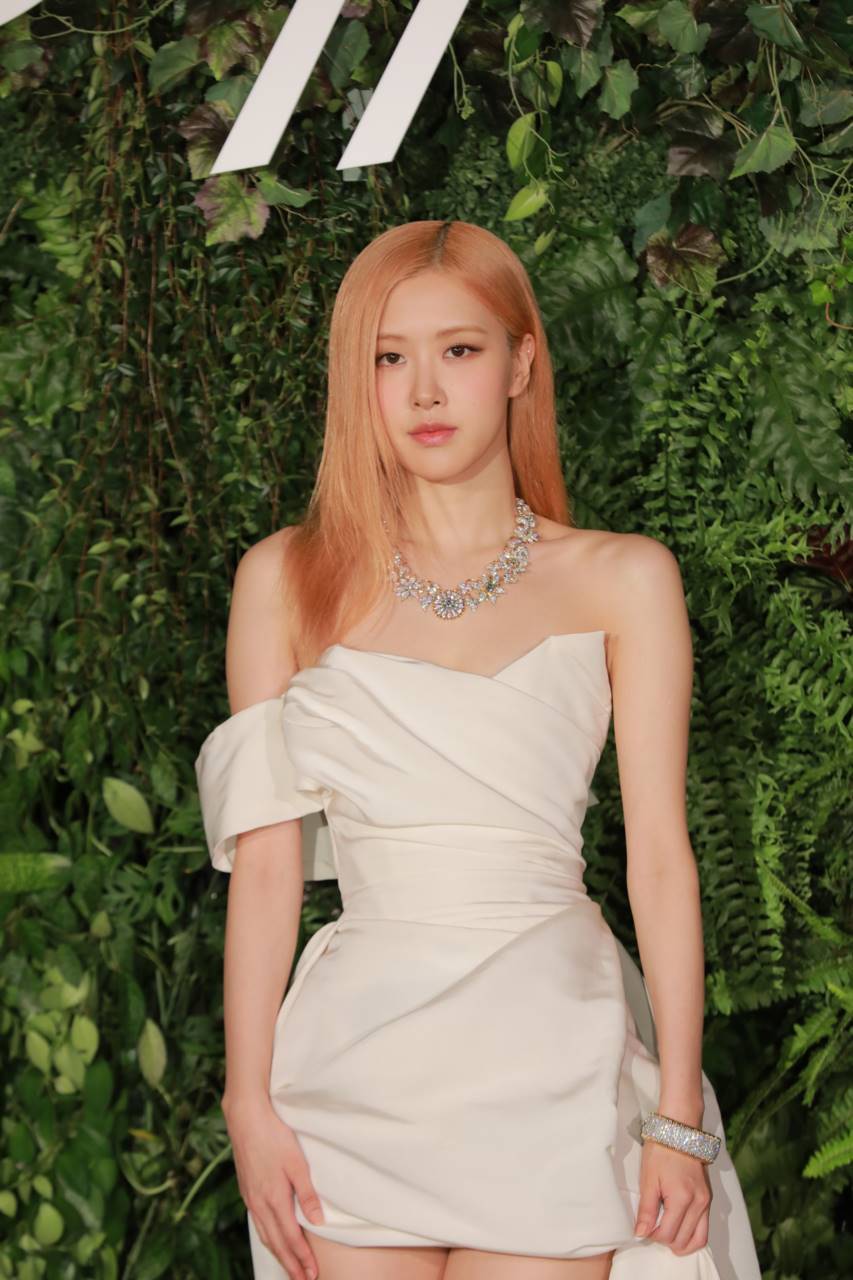 BLACKPINK・ロゼ、63・43カラットのダイヤモンド身に着け　ミニ丈ドレスで美脚も