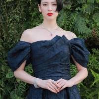 三吉彩花、眩い輝き放つ　レッドスピネル＆ダイヤモンド身に着け