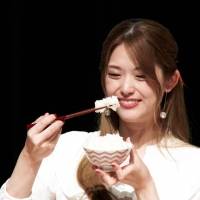 松村沙友理、大のお米好き　ガチ食い５口パクリ「おいひいーー！」