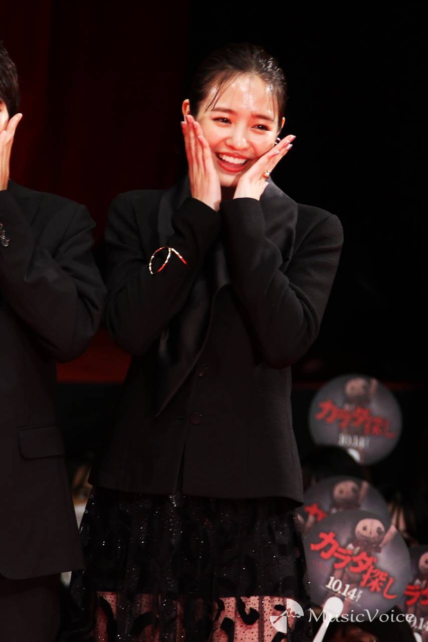 横田真悠、透け透けスカートで際立つ美脚