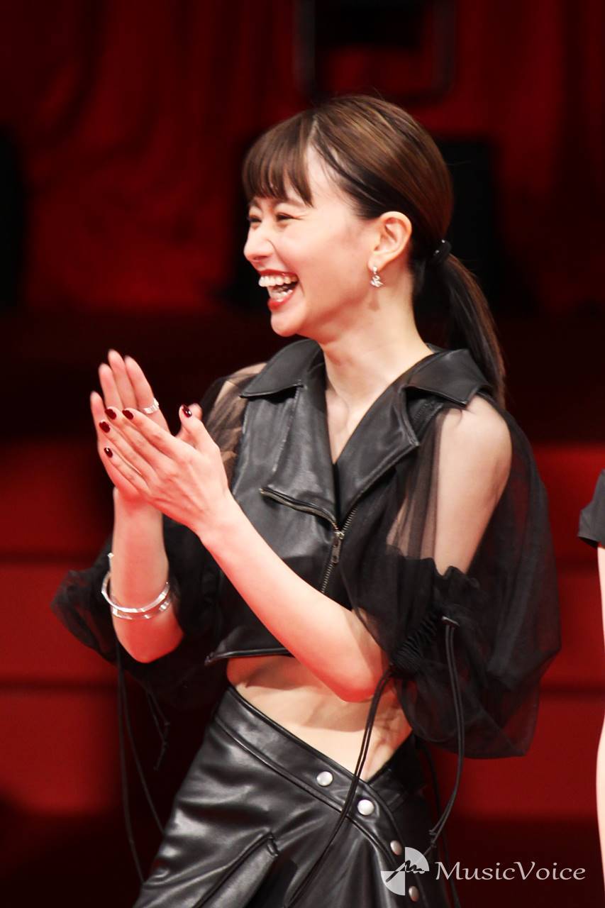 山本舞香、腹筋がすごい　笑う度にピクピク