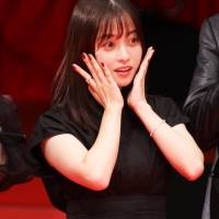 橋本環奈の猫ポーズがかわいい