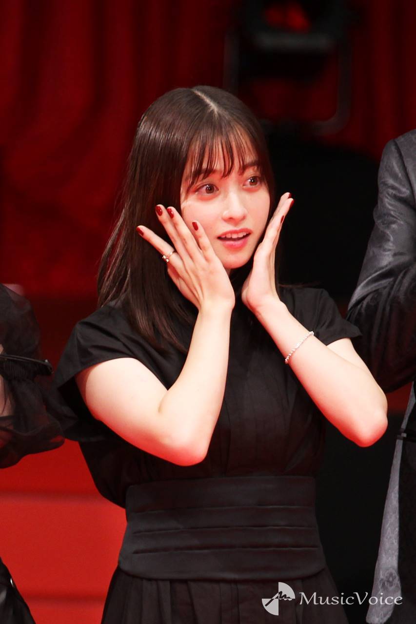 橋本環奈の猫ポーズがかわいい