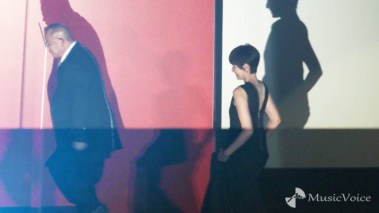 吉瀬美智子、大胆美背中　江口洋介と「内緒な関係」