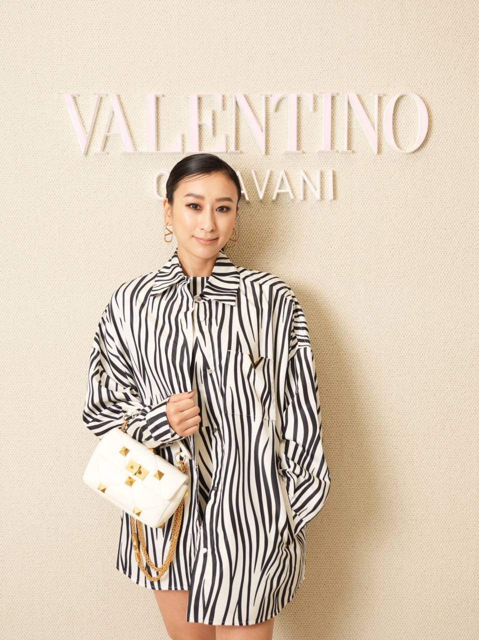 浅田舞、シャツから美脚「見惚れる！」