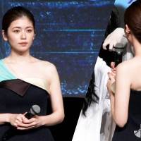 小芝風花、大胆肌見せ　肩甲骨際立つ美背中　本格ホラーは初挑戦「呪われないように」