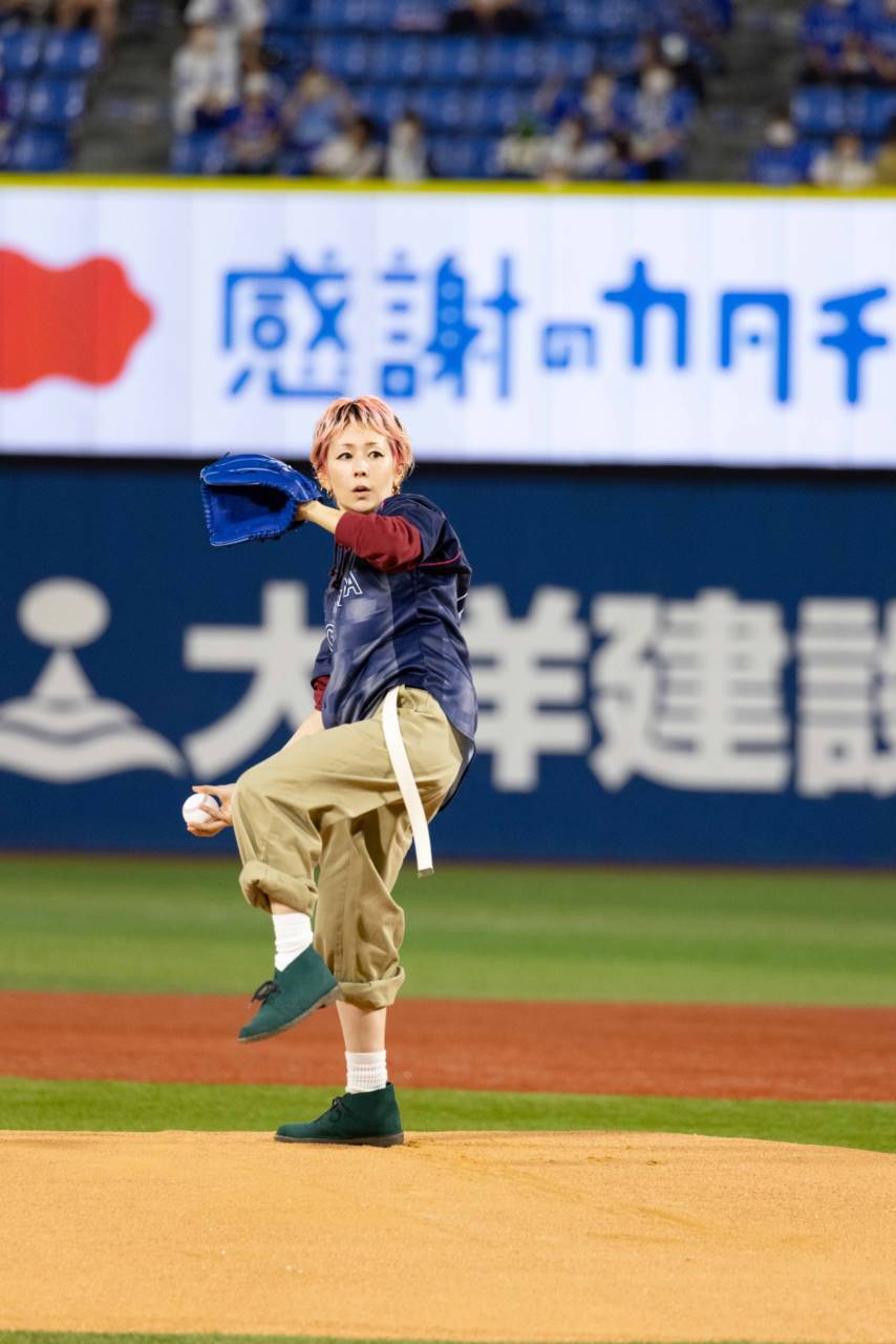 木村カエラ、始球式に初挑戦　ダイナミックな投球で盛り上げる