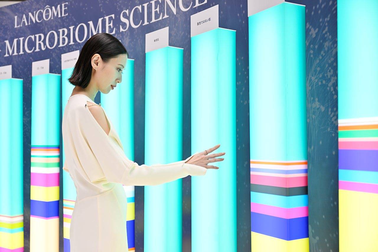 戸田恵梨香、美しい…肩出し＆美肌　透明感あるドレスで来店