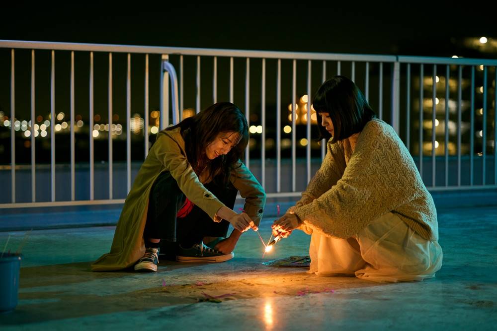 永野芽郁、奈緒が屋上で線香花火『マイ・ブロークン・マリコ』場面写真公開