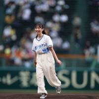 福原遥、甲子園でファーストピッチ　自己採点は「85点」