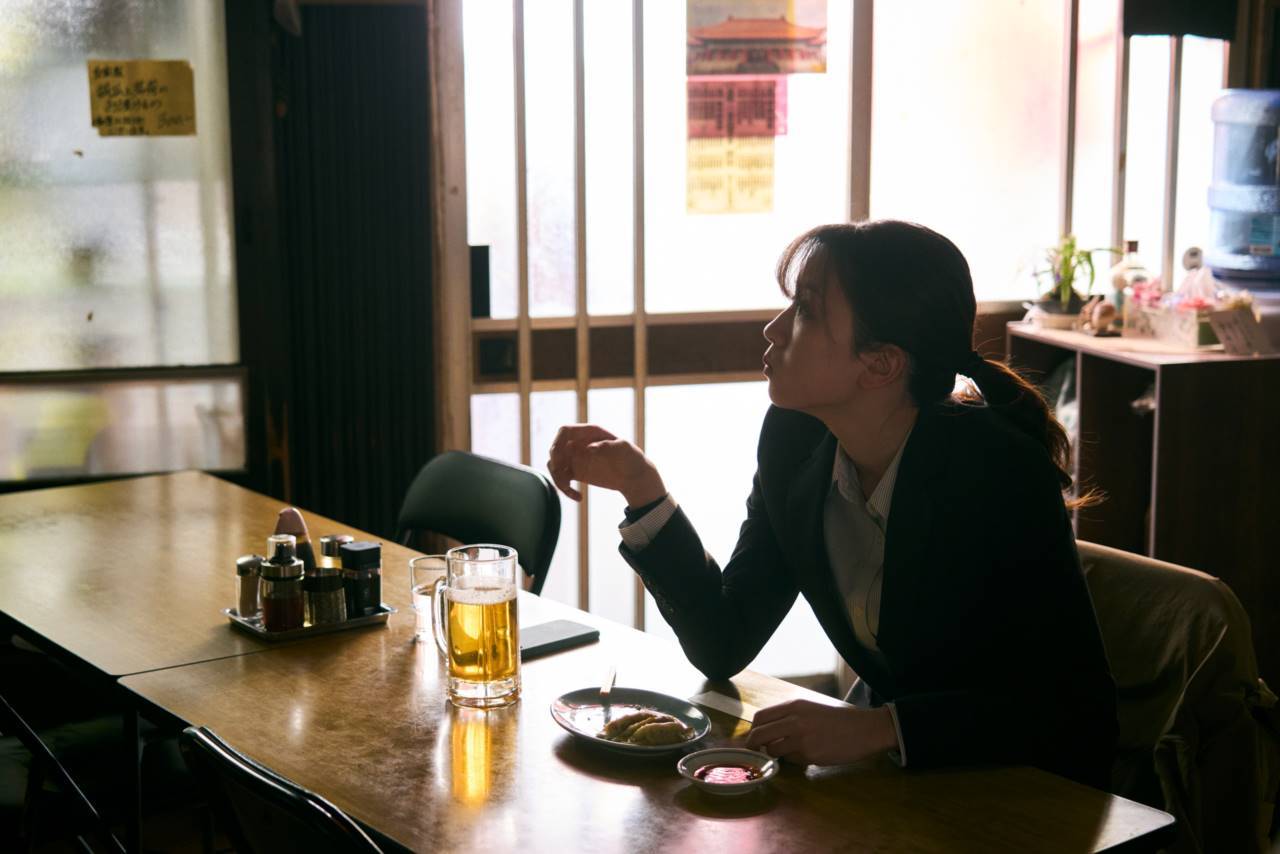 永野芽郁のこんな姿見たことない！一人のみ、飯かきこみ、タバコふかし…