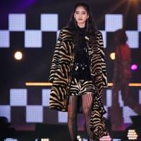 山崎紘菜「GirlsAward 2022 A/W」ANNA SUI