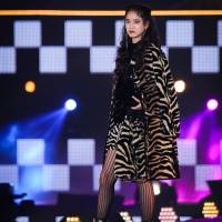 山崎紘菜「GirlsAward 2022 A/W」ANNA SUI