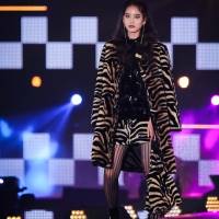 山崎紘菜「GirlsAward 2022 A/W」ANNA SUI