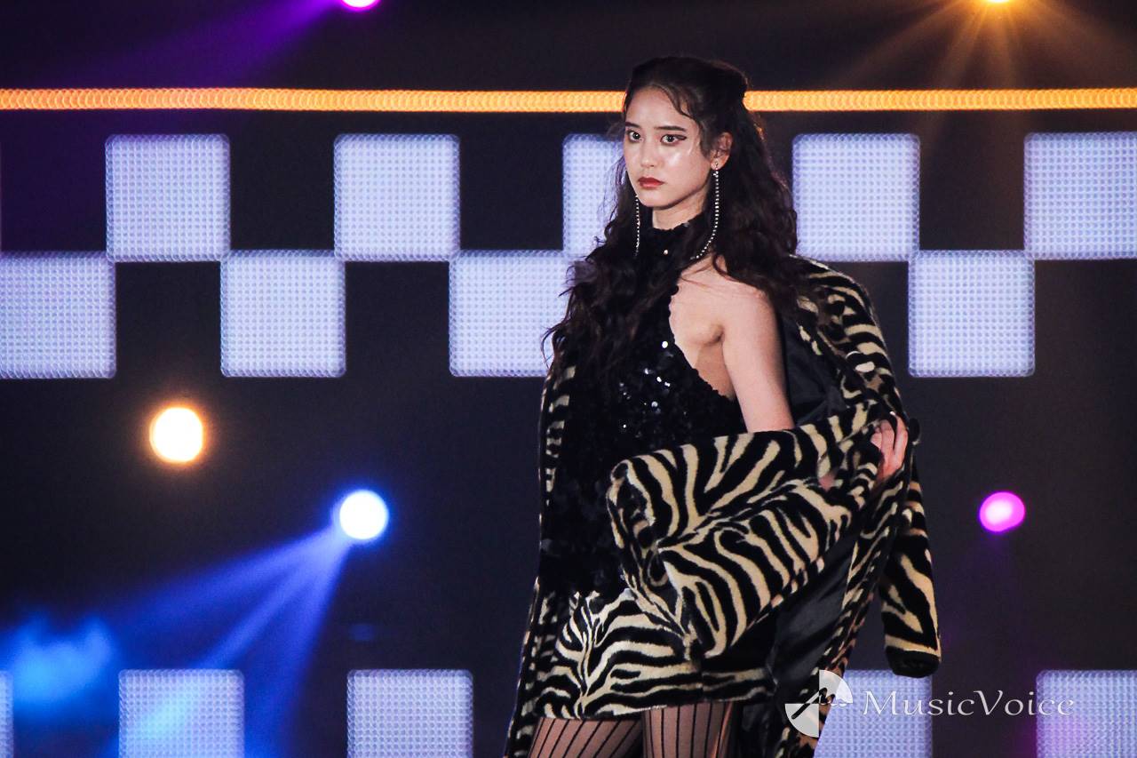 山崎紘菜、美脚＆大胆な肌見せ　美背中露わ　トラ柄コーデでクールに