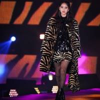山崎紘菜「GirlsAward 2022 A/W」ANNA SUI