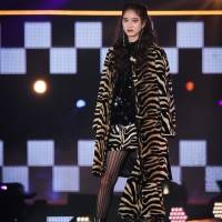 山崎紘菜「GirlsAward 2022 A/W」ANNA SUI