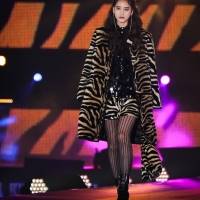 山崎紘菜「GirlsAward 2022 A/W」ANNA SUI
