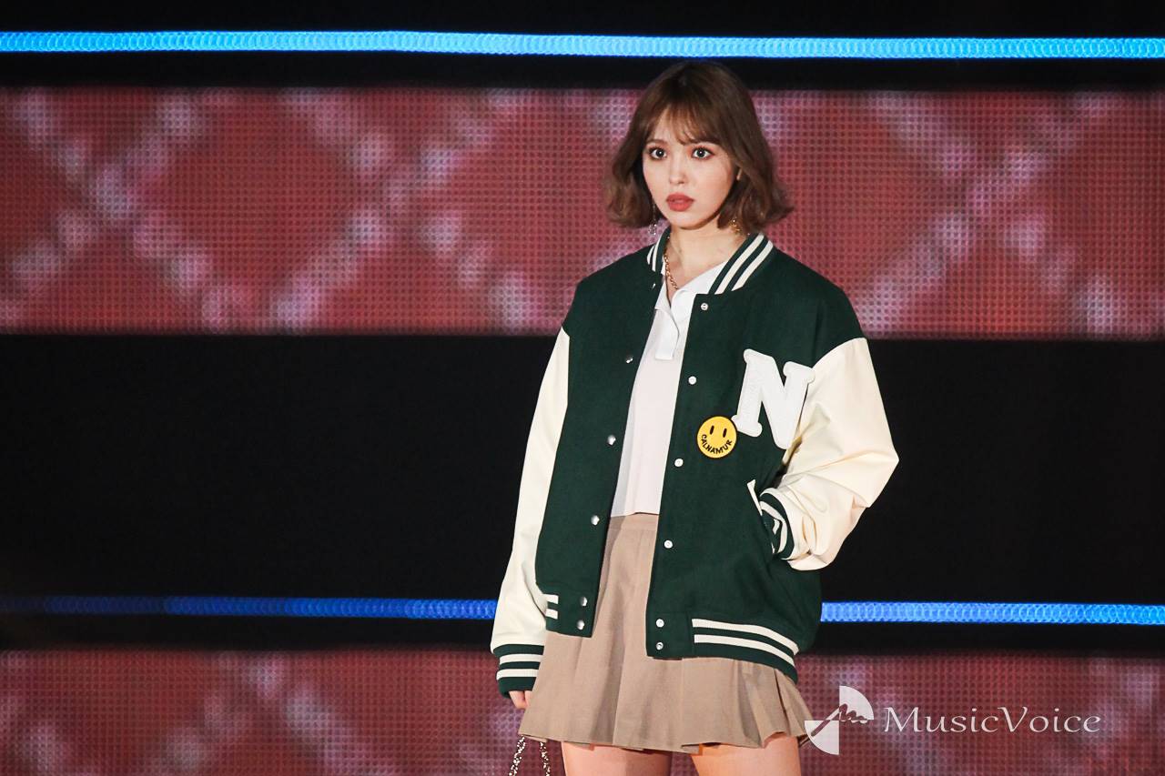 藤田ニコル、プリーツミニスカで生脚　キュートにランウェイ