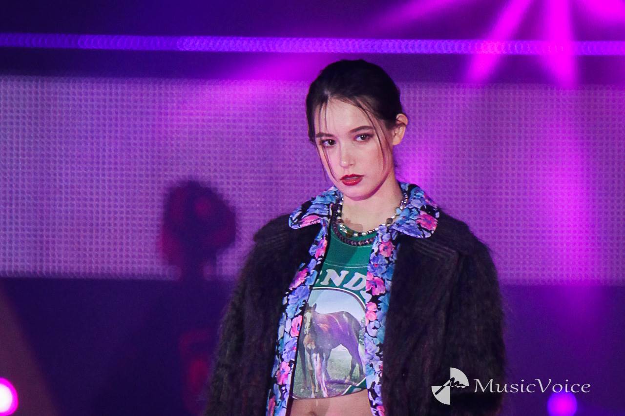 トラウデン直美、ヘソ出しランウェイ