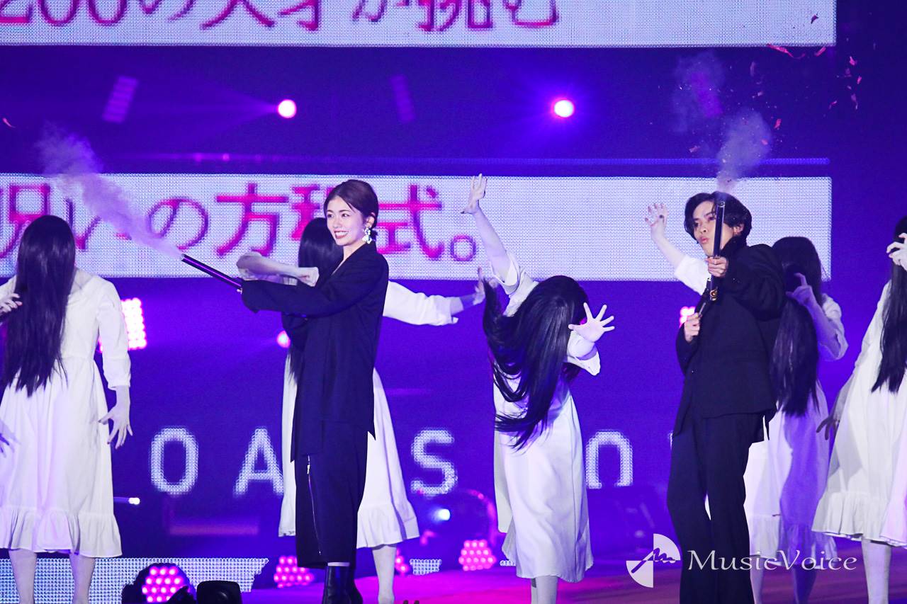 小芝風花＆川村壱馬、貞子ダンサーズ引き連れランウェイ
