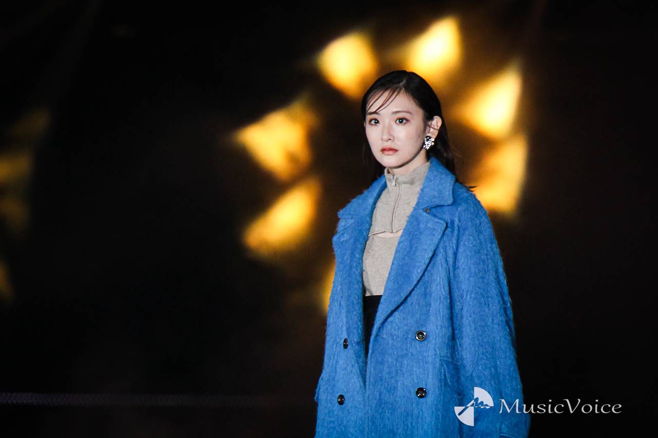 生駒里奈、スリットから美脚　上品な大人コーデ　乃木坂の後にランウェイ