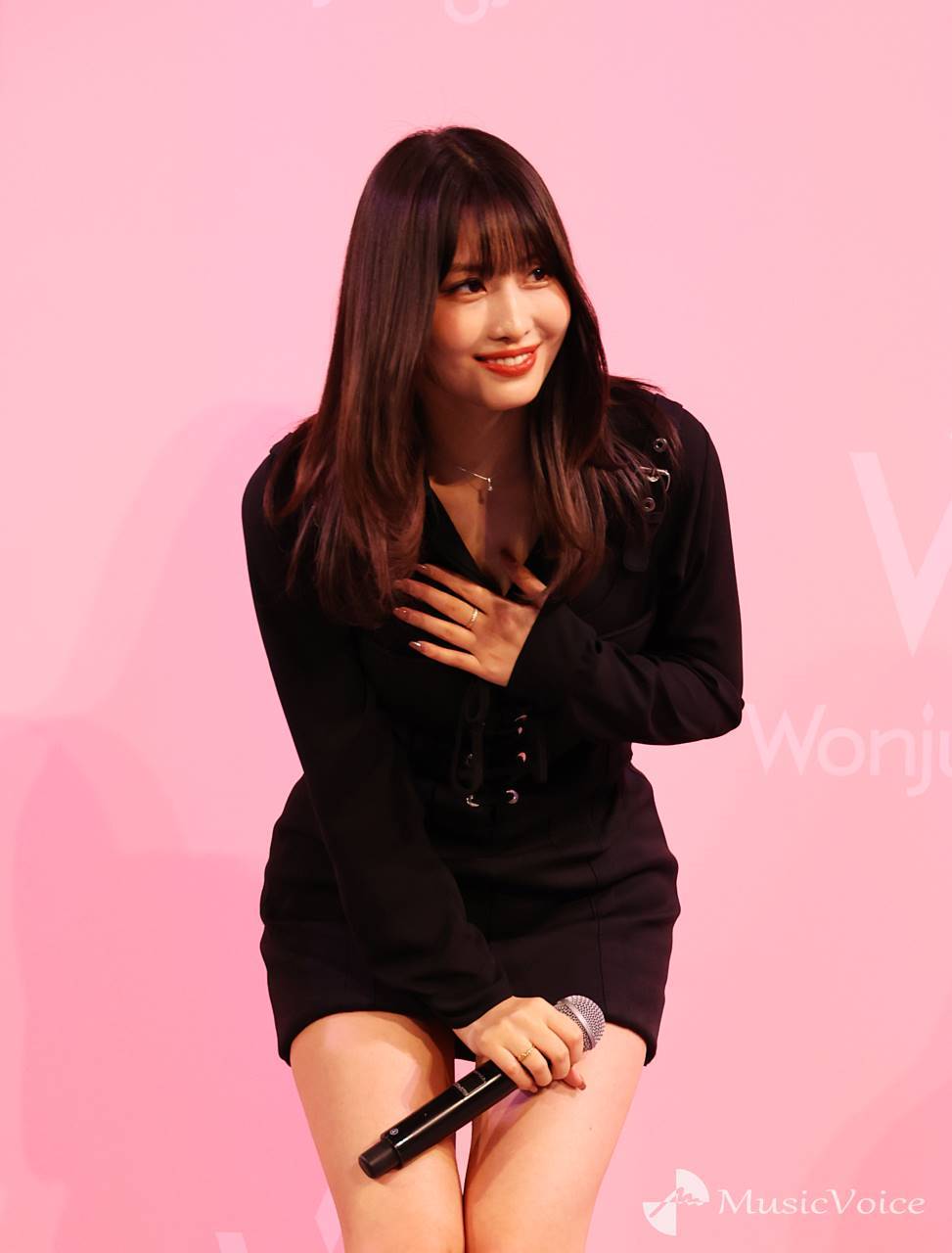 TWICE・MOMO、黒のミニワンピで圧倒的美脚「スタイルのレベル違う」