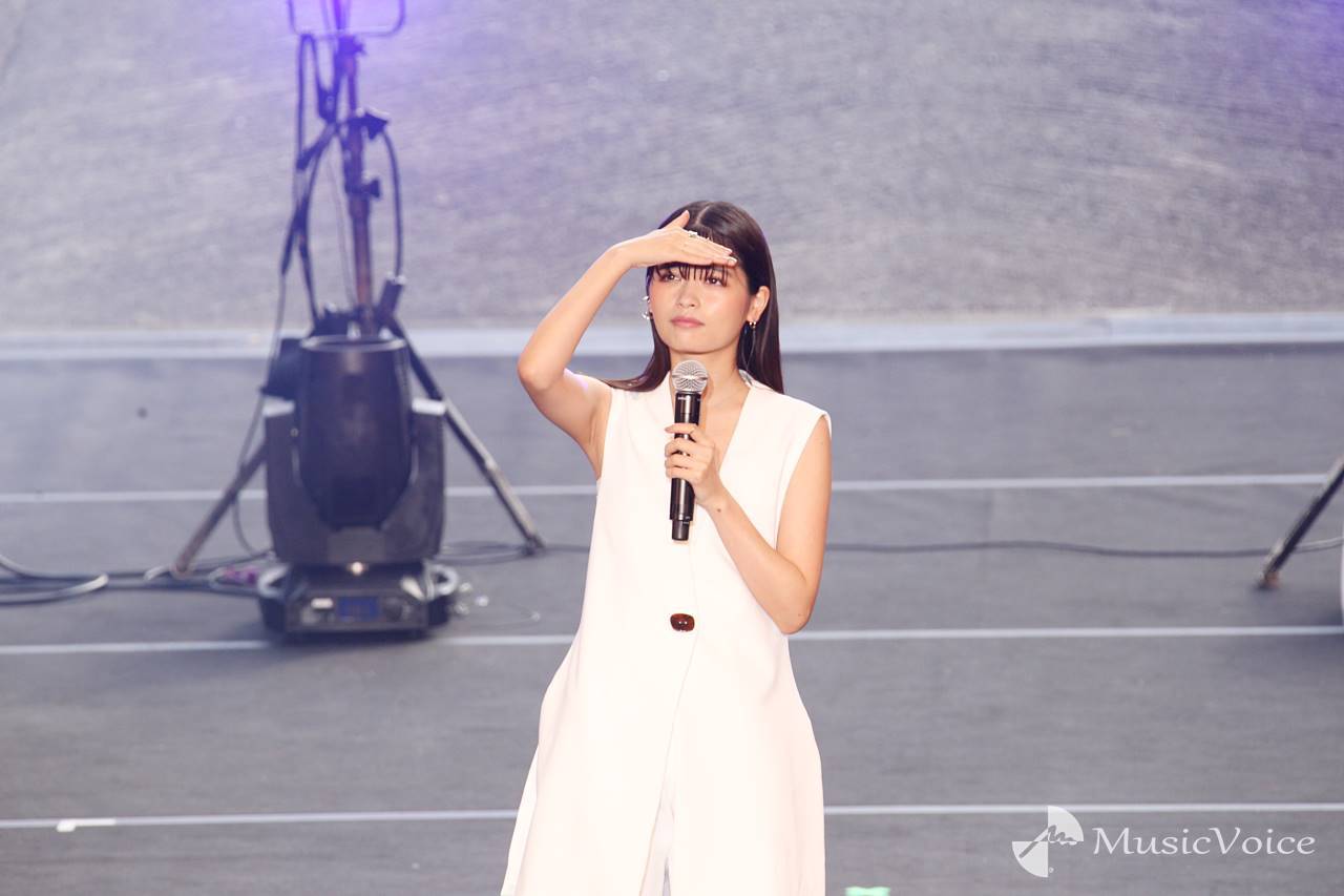 景井ひな、純白衣装＆ジュエリーでランウェイ　司会「すごい薄着でしたね」