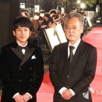 二宮和也『東京国際映画祭』レッドカーペットでトリ、カメラマンの多さに「すごいね！」