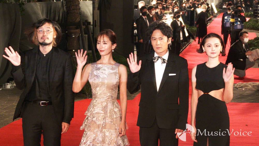 稲垣吾郎はビシッと、玉城ティナは美脚露わ　中村ゆりは美背中　華やかレッドカーペット