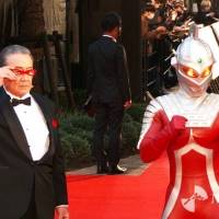 “モロボシ・ダン”森次晃嗣が変身ポーズ生披露、ウルトラセブンとレッドカーペット