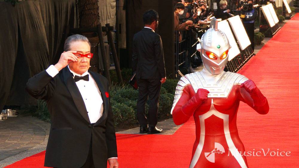 “モロボシ・ダン”森次晃嗣が変身ポーズ生披露、ウルトラセブンとレッドカーペット