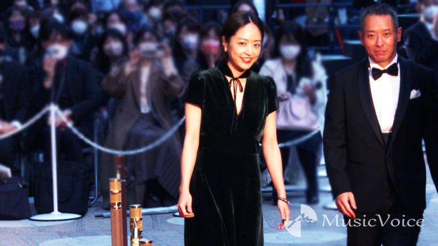 井上真央、胸元ざっくり　大人の魅力　深緑ドレスでレッドカーペット